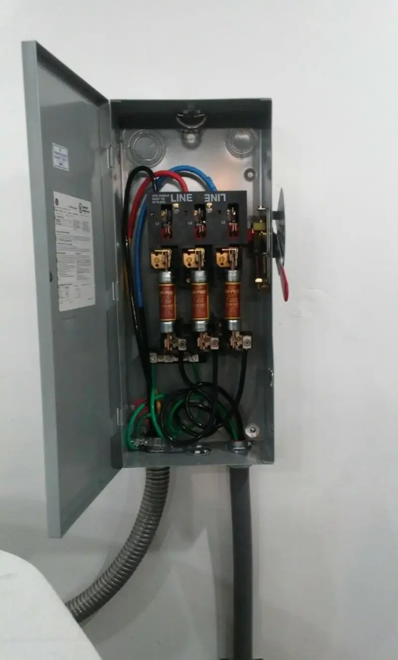 Three-phase disconnect switch installed for Smoke Detector Installation in EspaÃÂ±ola
